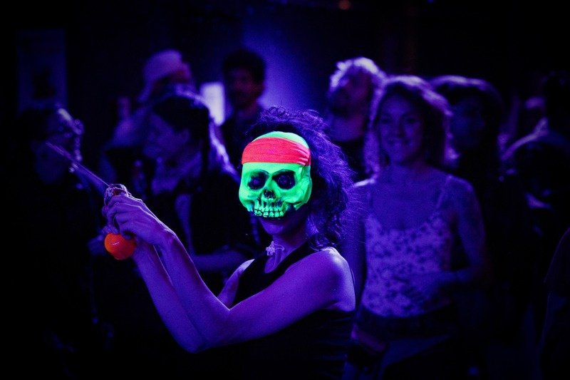 Público Cinzarazi con máscara calavera